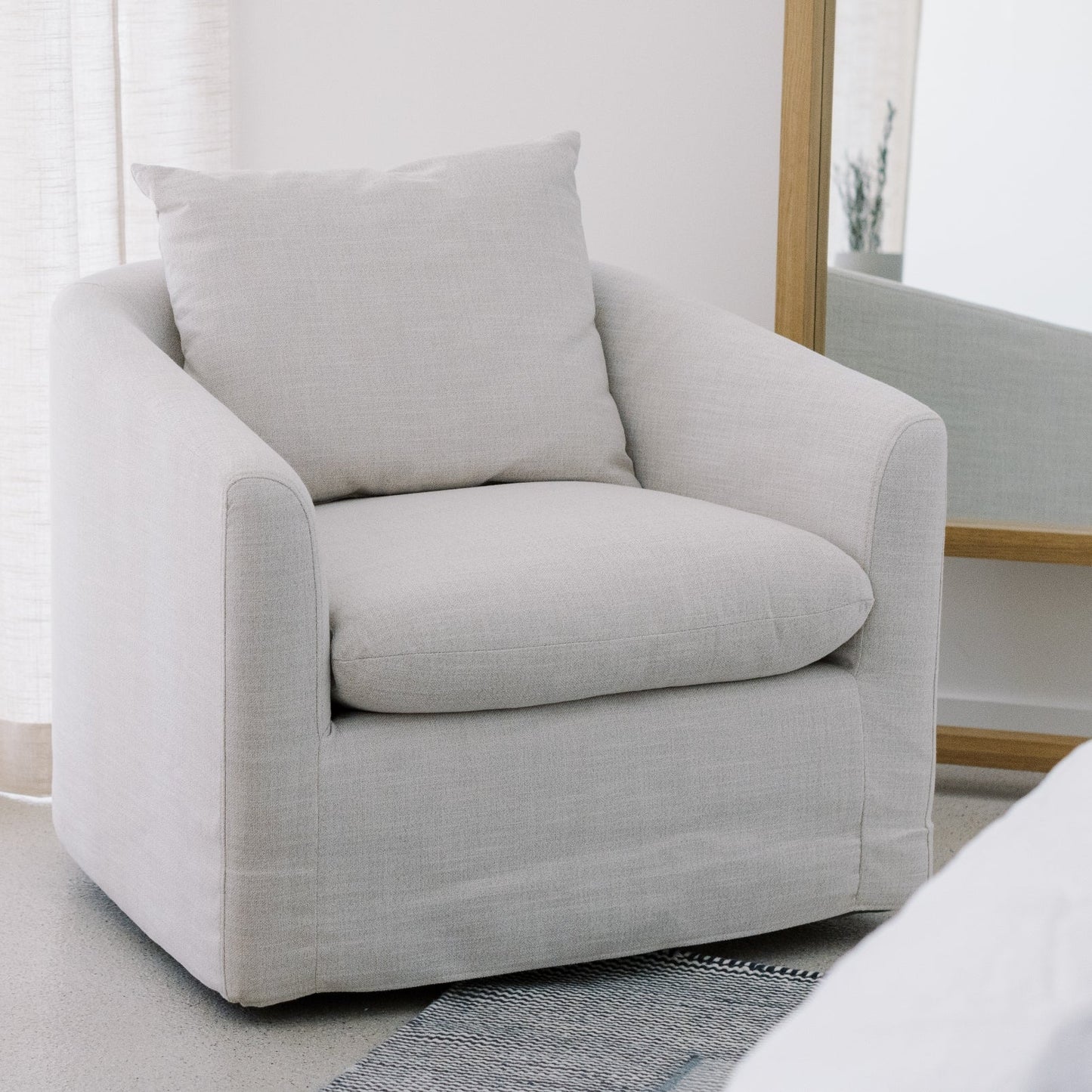 Sink In Swivel Lounge Chair, Pearl
