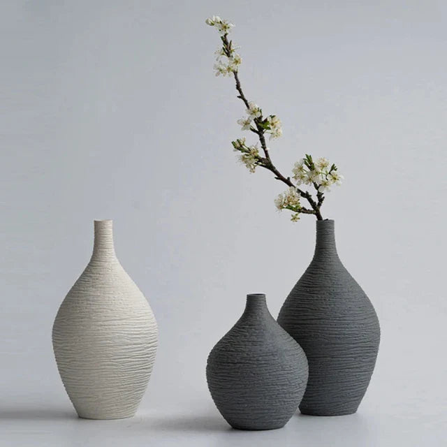 Emi Modern Ceramic Vase / Black 23.6cm